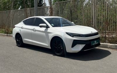 KMC J7؛ سدان مدرن با طراحی کوپه‌ای و امکانات هوشمند