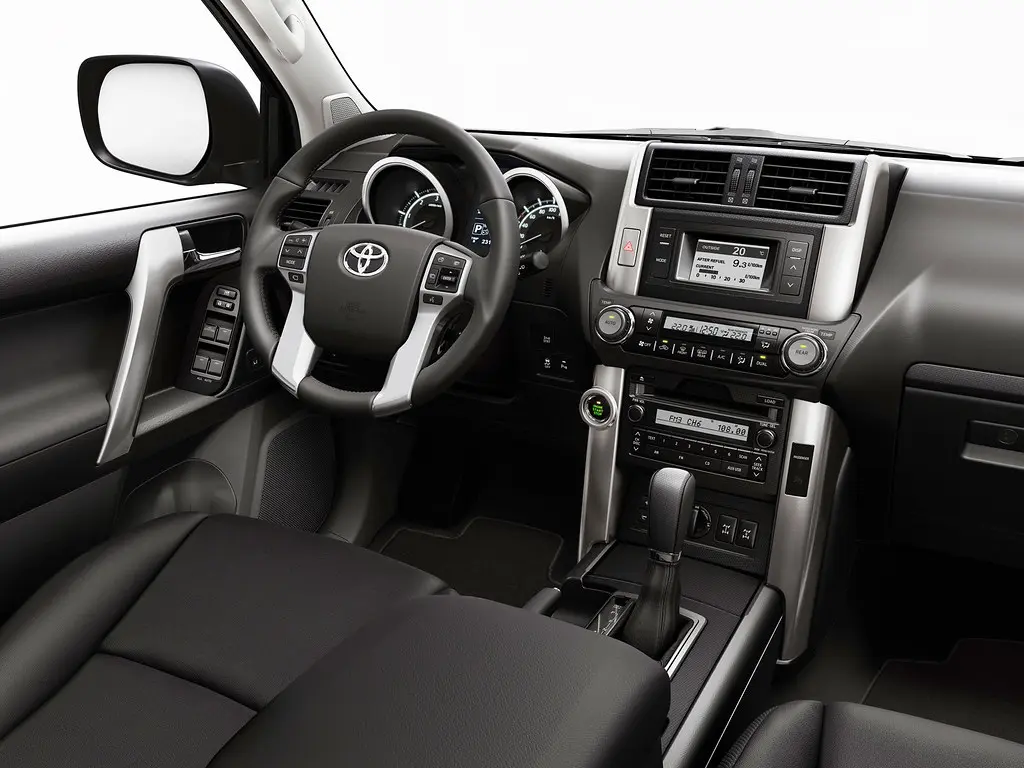 داخل تویوتا لندکروز